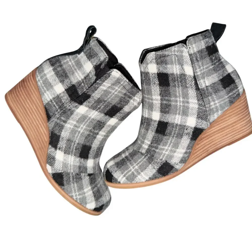 NEW TOMS CLARE BOOTS Flannel Plaid Ankle Booties Black Gray Sz 8